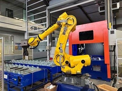 Robotski transportni stroj za zavarivanje otvora za ulje